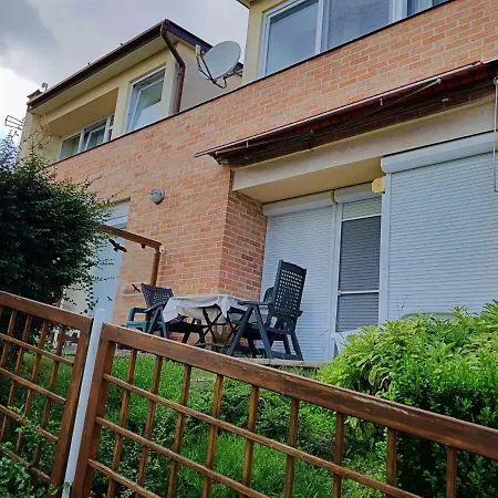 بيت ضيافة Gyongyszem Apartman *